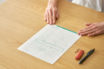 熟年離婚　離婚届を差し出す中年女性の手元