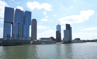 Fototapeta na wymiar Gratte-ciels sur le port de Rotterdam, Pays-Bas