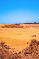 paysage dans le Sahel sénégalais éventré par la construction d'une route et d'une voie de chemin de fer en Afrique de l'Ouest