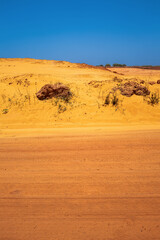 paysage dans le Sahel sénégalais éventré par la construction d'une route et d'une voie de chemin de fer en Afrique de l'Ouest