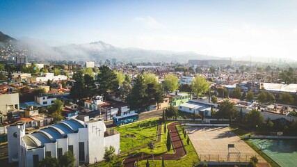 Parque Centenario, en Toluca, con neblina de fondo