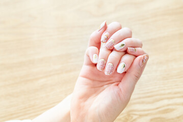 おしゃれなネイルを塗った女性の手元