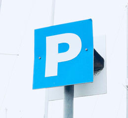 Blue and white parking sign indicated by the letter p - obrazy, fototapety, plakaty