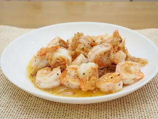 海老のガーリックバター炒め、隠し味に醤油を少々