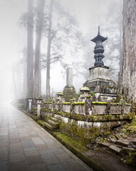 Nebel in Okunoin, dem ältesten Friedhof von Koya-San in Japan - 601803575