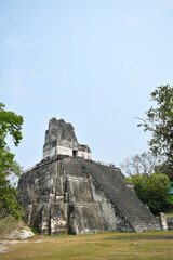 Templo II o Templo de las Mascaras. Sitio Arqueológico en Peten. Tikal, Guatemala. Espacio para texto en la parte superior.