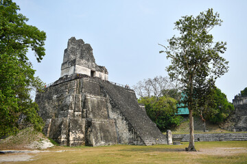 Fototapeta na wymiar Templo II o Templo de las Mascaras. Sitio Arqueológico en Peten. Tikal, Guatemala.