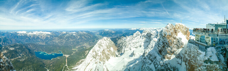 Fototapeta na wymiar Zugspitze, Gipfel im Schnee, Alpenpanorama 