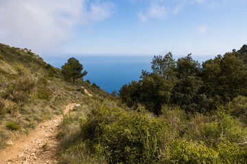 Fototapeta na wymiar Chemin de randonnée du Mont Bastide à Eze avec une vue plongeante sur la mer Méditerranée