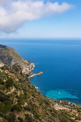 Vue depuis les pentes du Mont Bastide sur l'Isoletta, petite île dans les eaux cristallines près d'Eze-Bord-de-Mer