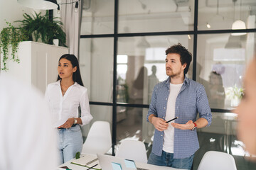 Obraz premium Serious colleagues listening to speech in office