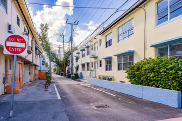 Fototapeta na wymiar Little alley in Miami Beach