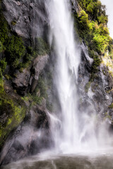 Wasserfall am Milford Sound in Neuseeland.