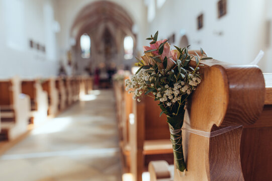 Kirche innen vor der Hochzeit mit Blumendeko