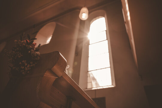 Sonne blitzt während der Hochzeit durch Fenster in der Kirche