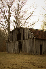 Naklejka premium old barn in the countryside