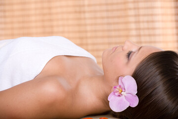 Obraz na płótnie Canvas attractive brunette woman relaxing in massage