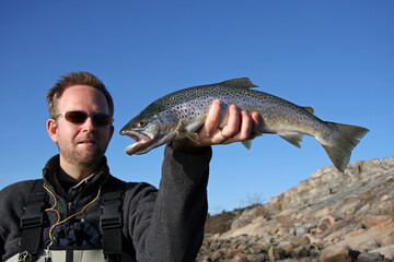 Obraz premium A man displaying a nice sea trout