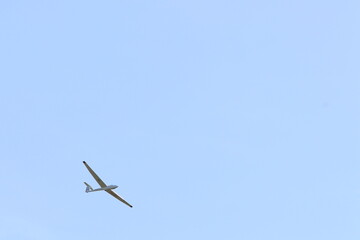 大空に飛ぶグライダーの翼