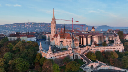 Obraz premium Establishing Aerial View Shot of Fishermans Bastion and Matthias church at sunrise. Budapest, Hungary