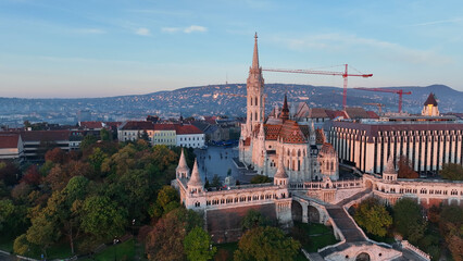 Obraz premium Establishing Aerial View Shot of Fishermans Bastion and Matthias church at sunrise. Budapest, Hungary