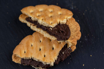 crispy cookies with chocolate filling between cookies