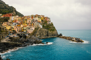 Fototapeta na wymiar Vacation in Italy: colorful houses Manarola village on the cliff