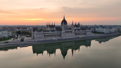 Naklejka premium Amazing Skyline Establishing Bird Eye Aerial View Shot of Budapest city. Hungarian Parliament Building with the Danube river at sunrise. Hungary