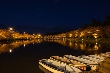 夜のボート乗り場と夜景