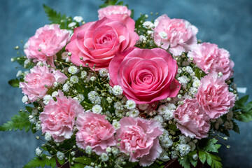 バラとカーネーションのバスケット