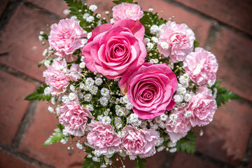 バラとカーネーションのバスケット