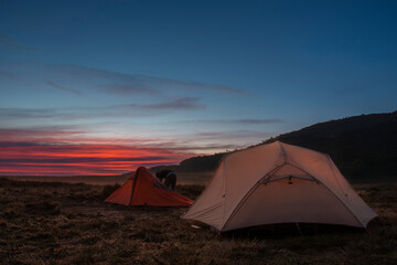 Barracas de camping ao amanhecer na Serra da Mantiqueira, Minas Gerais, Brasil