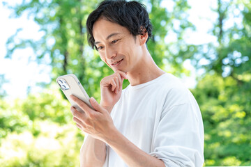 携帯を持つミドルの日本人男性