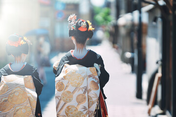街中を歩く舞妓さんの後ろ姿