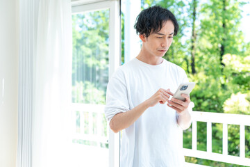 携帯をみて考える日本人男性