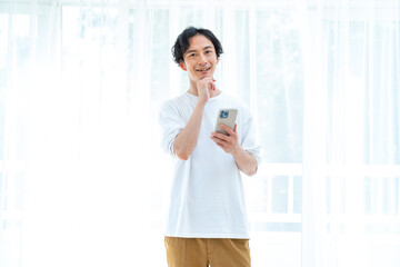 携帯を持つ日本人男性