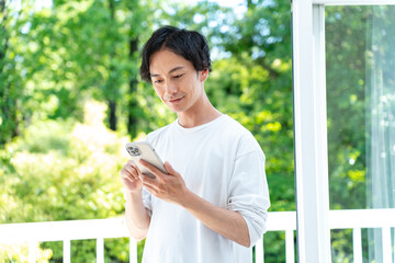 携帯を持つ日本人男性