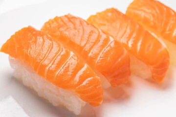 新鮮で美味しいトラウトサーモンと生サーモンのお鮨