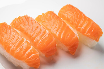 生サーモンとトラウトサーモンのお寿司