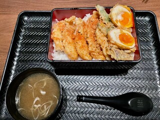 マレーシアで食べたボリューム満点の鳥天丼
