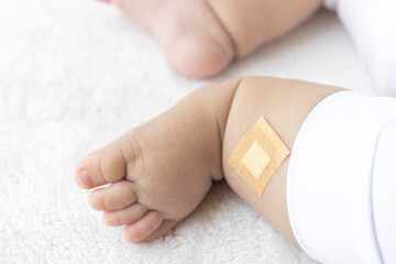 足に絆創膏を貼った赤ちゃん（生後5か月、日本人、男の子）