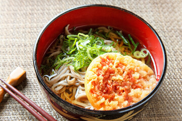 	年越しそばと茶色の箸