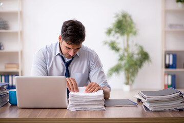 Obraz premium Young male employee working in the office