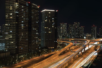 Fototapeta na wymiar 東京都江東区有明周辺の高層ビル群と湾岸道路の夜景