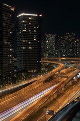 Fototapeta na wymiar 東京都江東区有明周辺の高層ビル群と湾岸道路の夜景