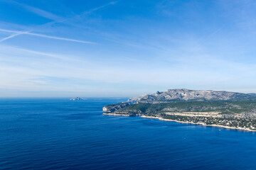 Fototapeta na wymiar Vue sur la mer méditerranée, depuis la Route des Crêtes entre Marseille et Cassis