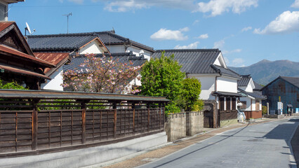 Fototapeta na wymiar 春の旧長崎街道、木屋瀬の宿と背景に福智山