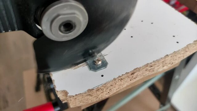 The master cuts a metal corner with a multi tool renovator