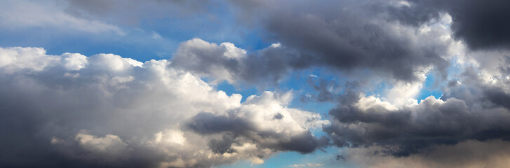 Obraz premium Stormy sky with dark and white large clouds