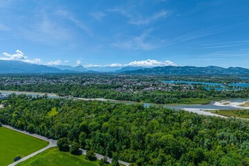 Obraz premium Rund um die Bregenzerach-Mündung in den Bodensee - Ausblick auf Hard 